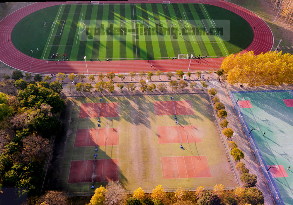 客服人员戴着耳机坐在暖光工作台前，笔记本与电话旁放着记录用的便笺